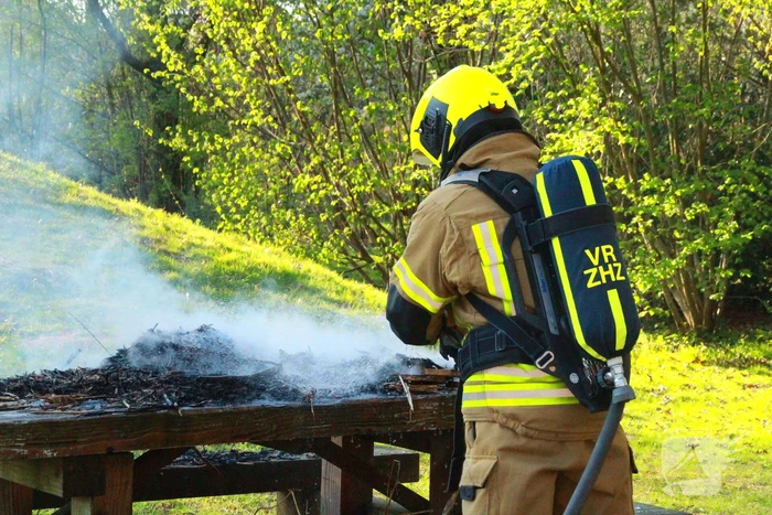 Picknicktafel in brand