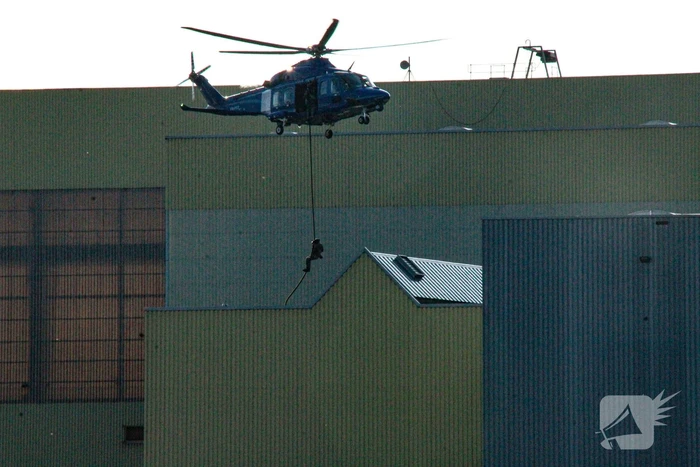 Arrestatieteam oefent op haventerrein