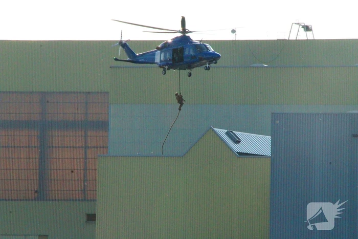 Arrestatieteam oefent op haventerrein