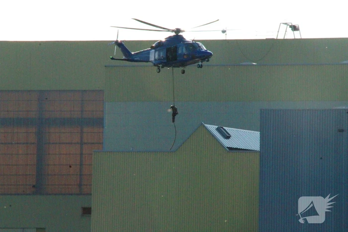 Arrestatieteam oefent op haventerrein
