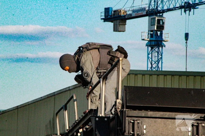 Arrestatieteam oefent op haventerrein
