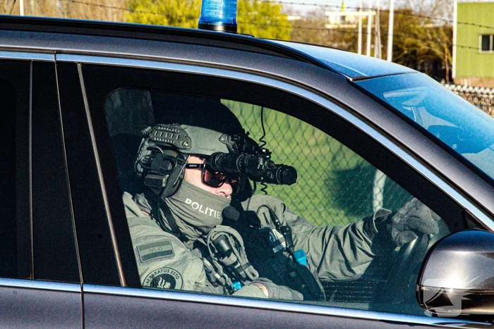 Arrestatieteam oefent op haventerrein