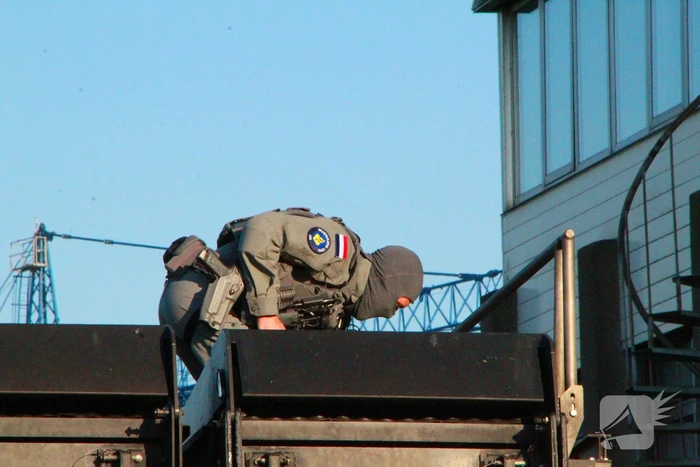 Arrestatieteam oefent op haventerrein