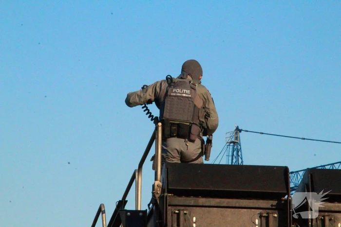 Arrestatieteam oefent op haventerrein