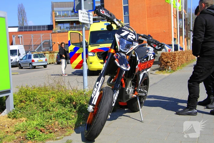 Motorrijder en fietser met elkaar in botsing