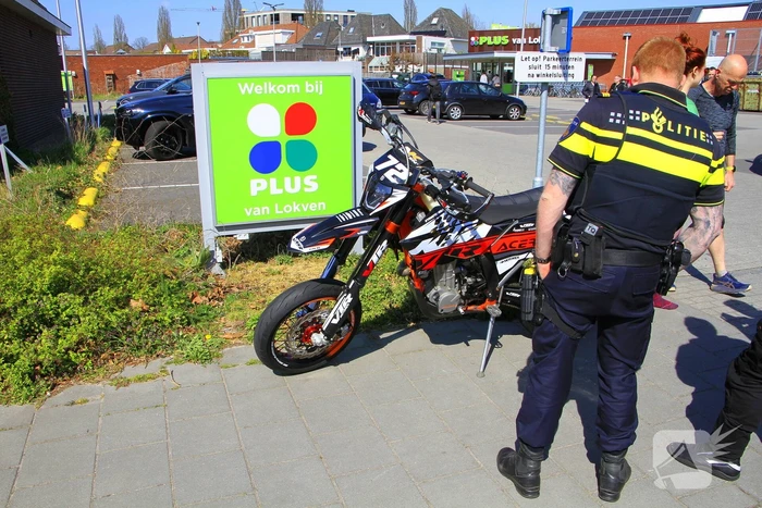 Motorrijder en fietser met elkaar in botsing