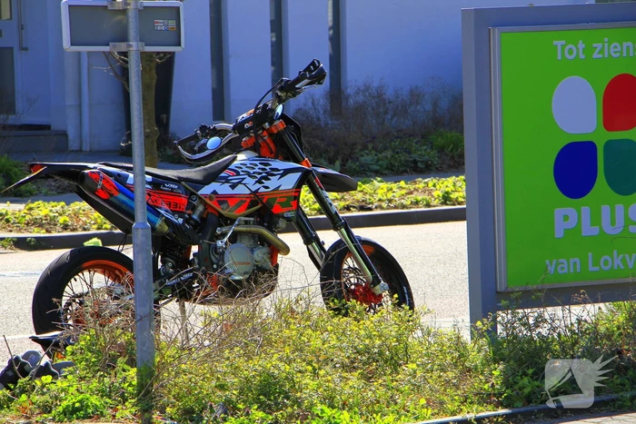 Motorrijder en fietser met elkaar in botsing