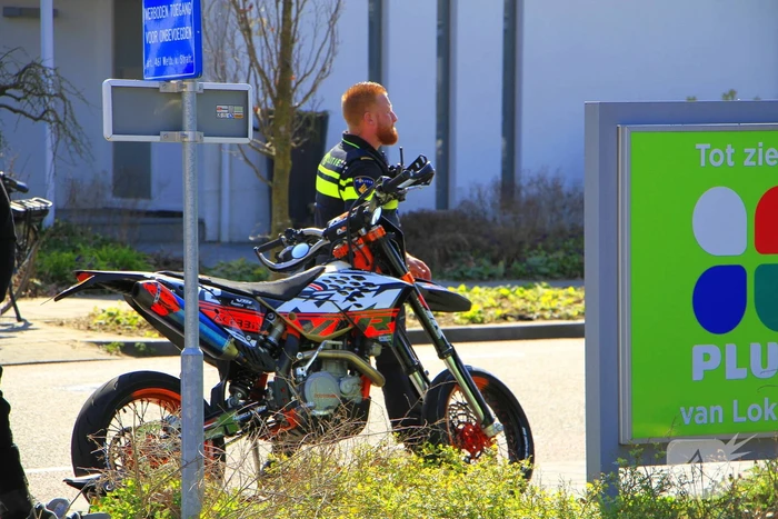 Motorrijder en fietser met elkaar in botsing