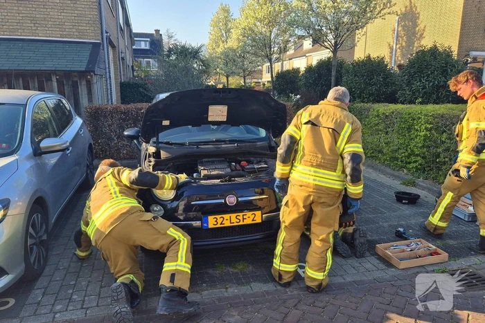 Brandweer bevrijdt kat uit motorkap
