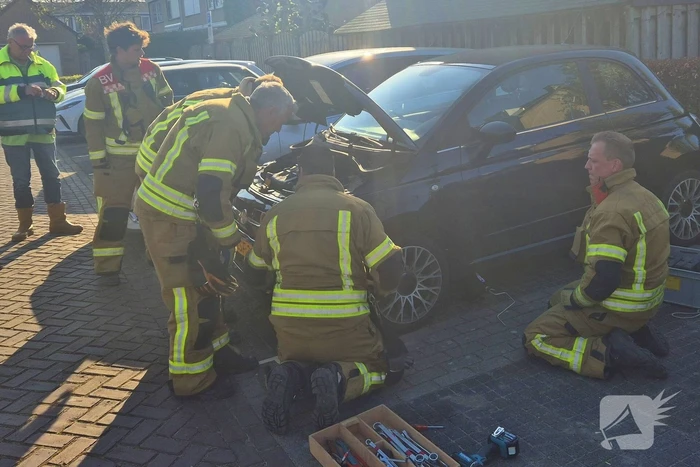 Brandweer bevrijdt kat uit motorkap