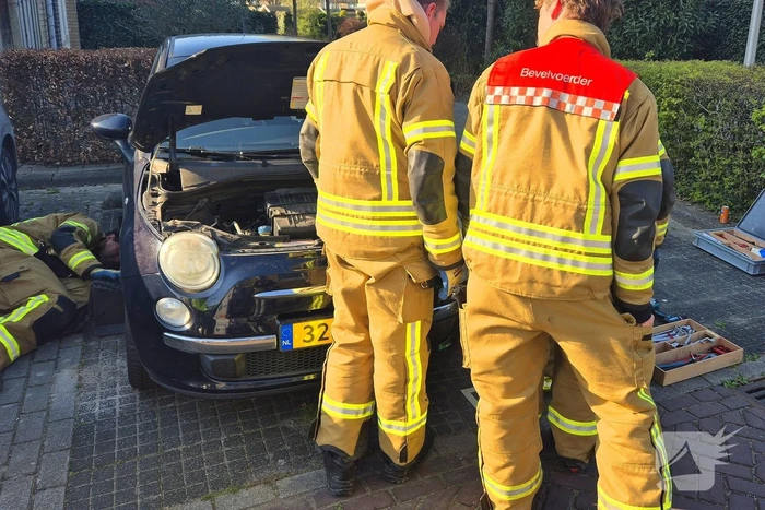 Brandweer bevrijdt kat uit motorkap