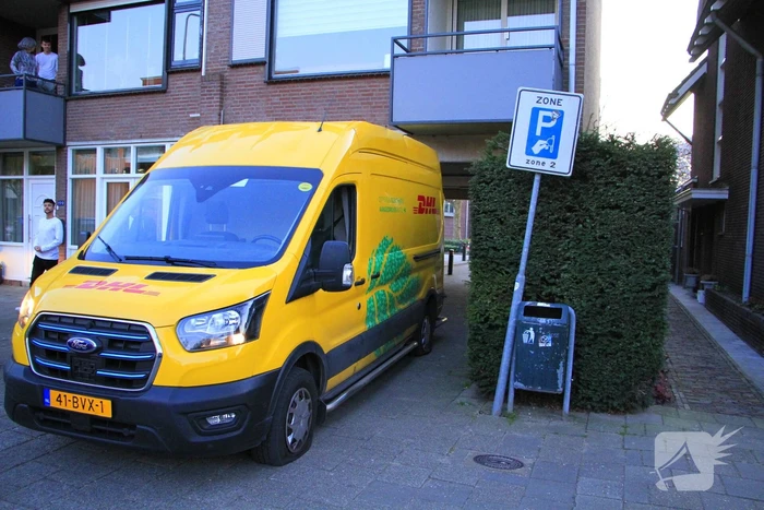 DHL-bezorger rijdt zichzelf vast onder appartementen