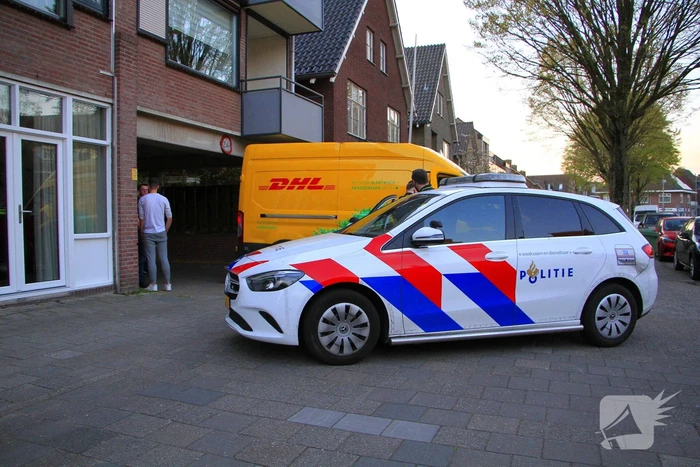 DHL-bezorger rijdt zichzelf vast onder appartementen