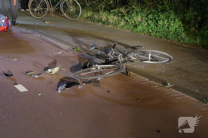 Scooterrijder vlucht na botsing met fietser