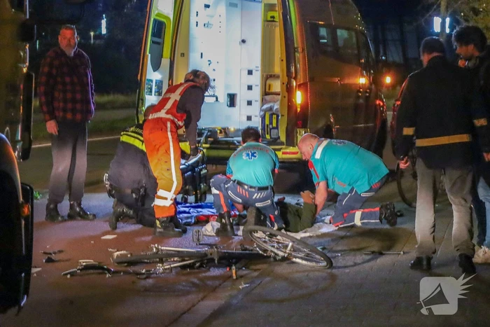 Scooterrijder vlucht na botsing met fietser