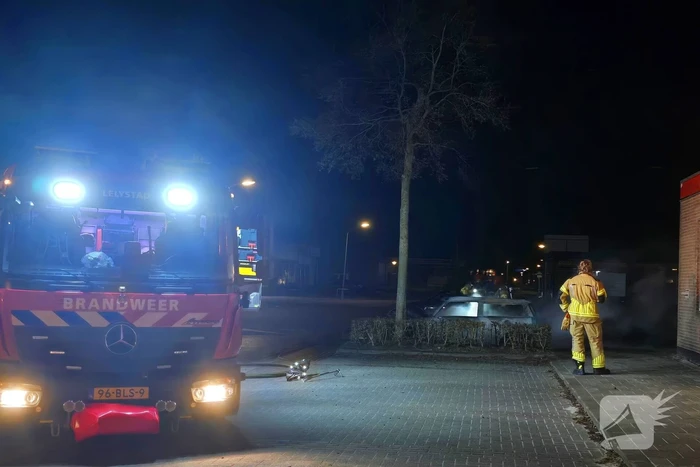 Geparkeerde auto verwoest door brand