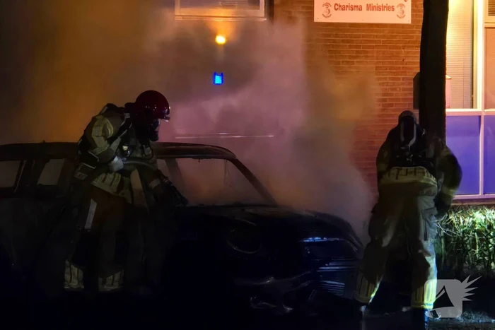 Geparkeerde auto verwoest door brand
