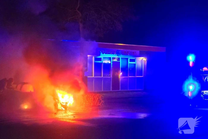 Geparkeerde auto verwoest door brand