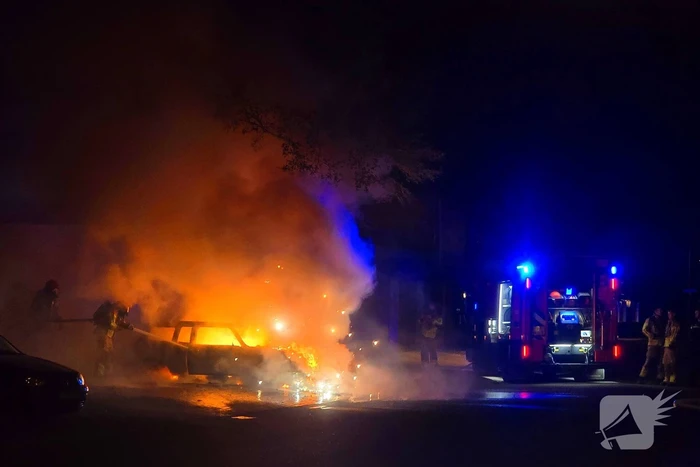 Geparkeerde auto verwoest door brand