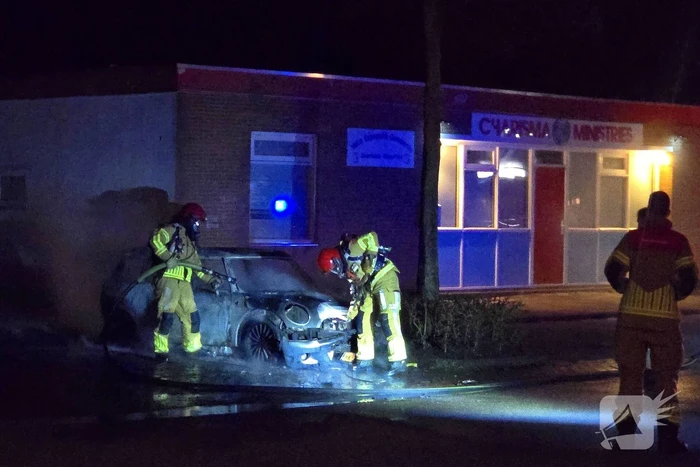 Geparkeerde auto verwoest door brand