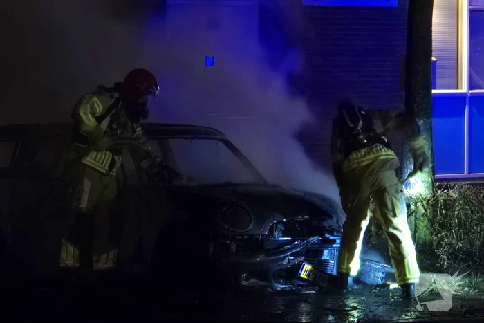Geparkeerde auto verwoest door brand