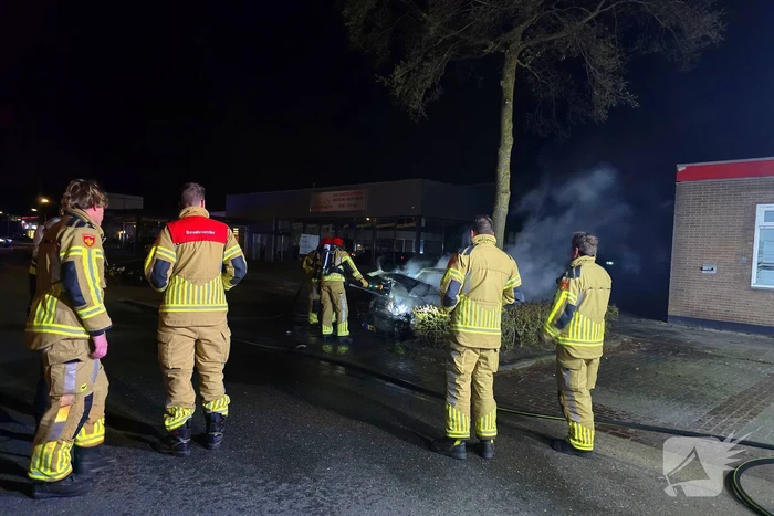 Geparkeerde auto verwoest door brand