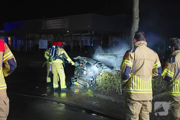 Geparkeerde auto verwoest door brand