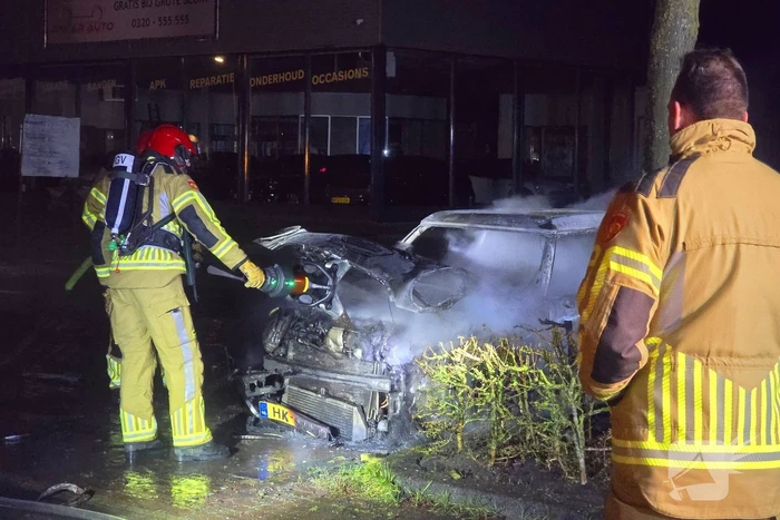 Geparkeerde auto verwoest door brand