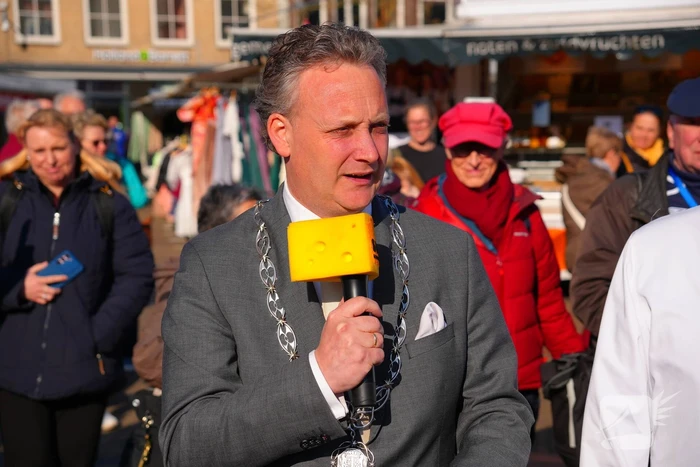 Kamerleden aanwezig bij opening kaasmarkt