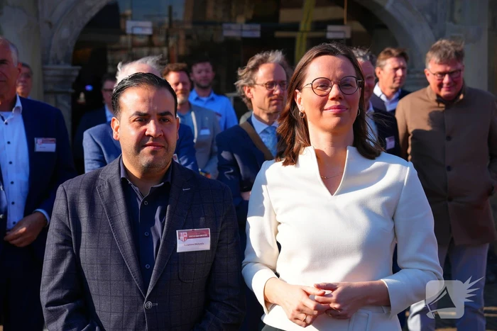 Kamerleden aanwezig bij opening kaasmarkt