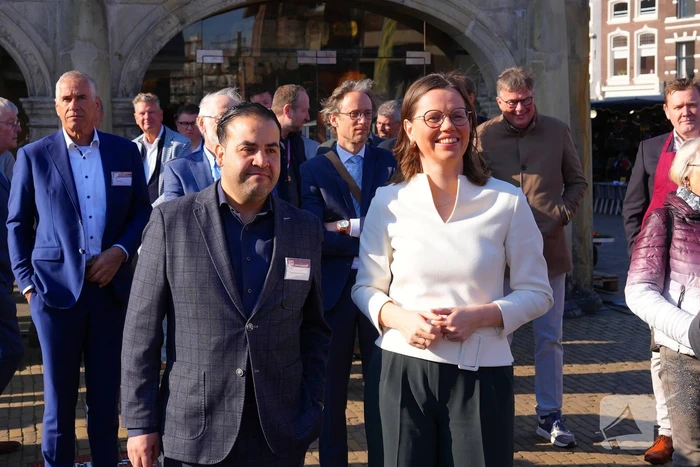 Kamerleden aanwezig bij opening kaasmarkt