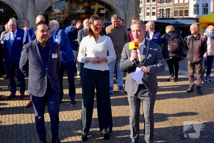 Kamerleden aanwezig bij opening kaasmarkt