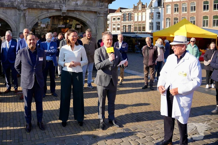 Kamerleden aanwezig bij opening kaasmarkt