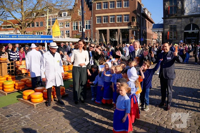 Kamerleden aanwezig bij opening kaasmarkt