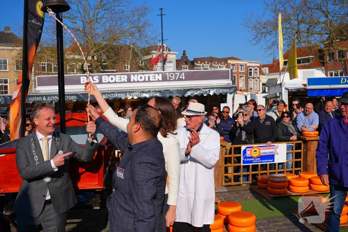 Kamerleden aanwezig bij opening kaasmarkt