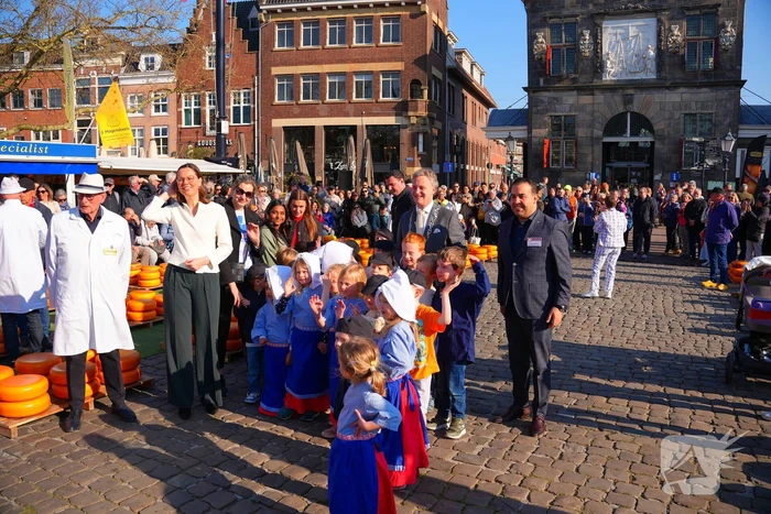 Kamerleden aanwezig bij opening kaasmarkt