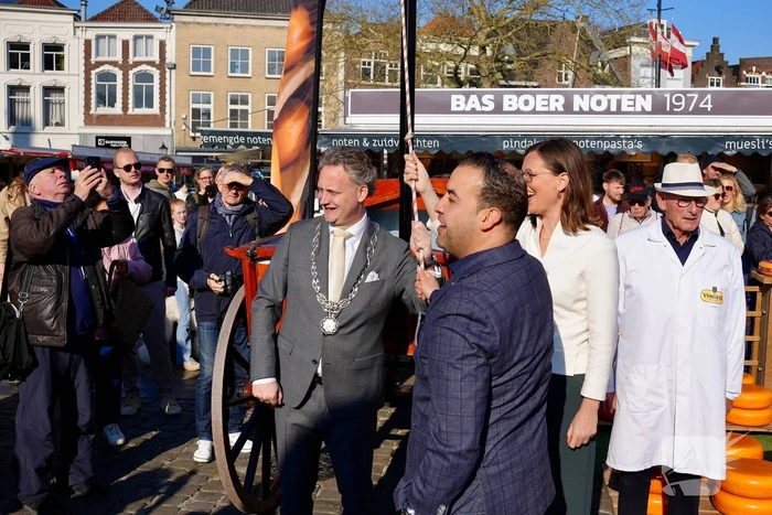 Kamerleden aanwezig bij opening kaasmarkt