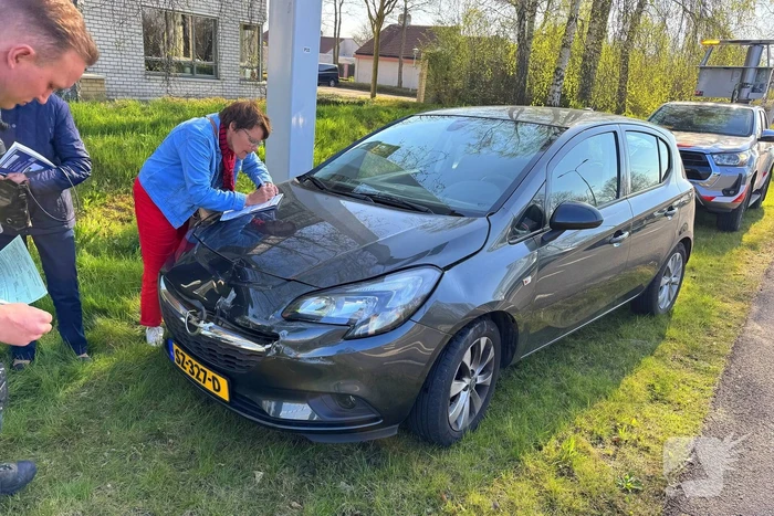 Achteruit rijdende vrachtwagenchauffeur ziet personenauto over het hoofd