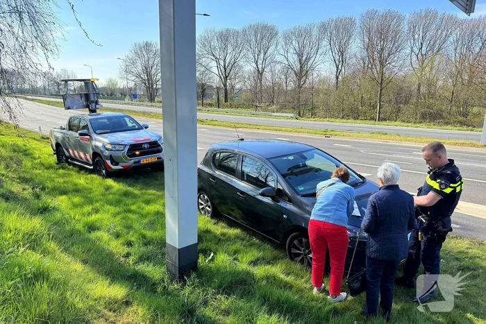 Achteruit rijdende vrachtwagenchauffeur ziet personenauto over het hoofd