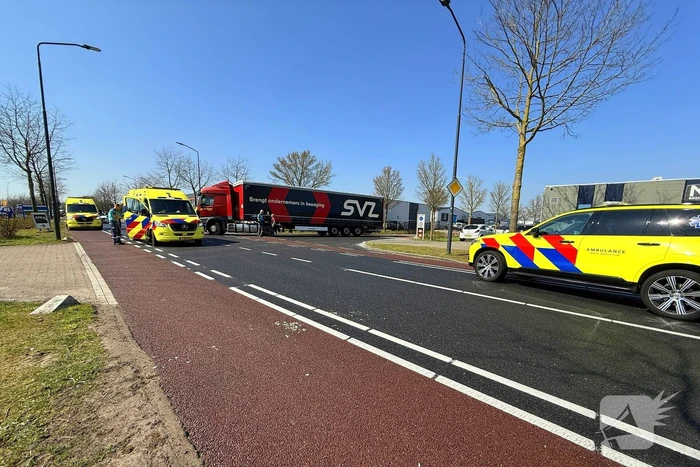 Fietser zwaargewond na ongeval met vrachtwagen