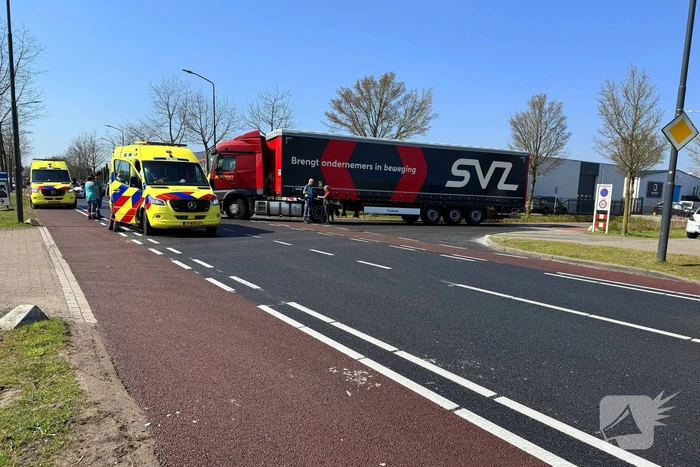 Fietser zwaargewond na ongeval met vrachtwagen