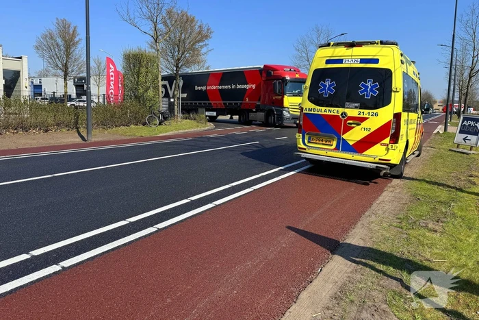 Fietser zwaargewond na ongeval met vrachtwagen