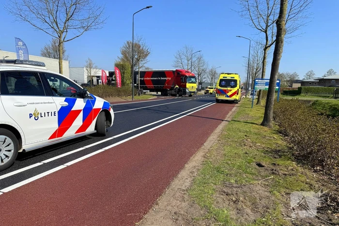 Fietser zwaargewond na ongeval met vrachtwagen