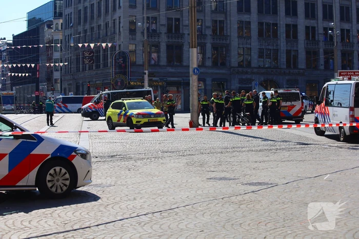 Auto vliegt in brand na ontploffing