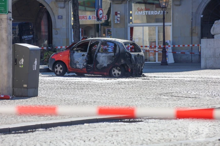 Auto vliegt in brand na ontploffing
