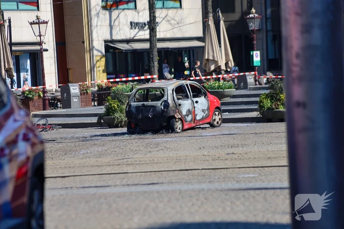 Auto vliegt in brand na ontploffing