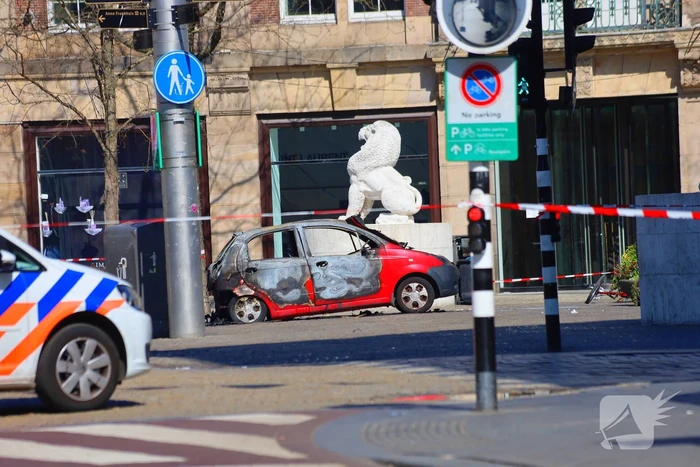 Auto vliegt in brand na ontploffing