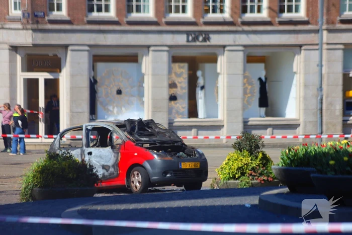 Auto vliegt in brand na ontploffing