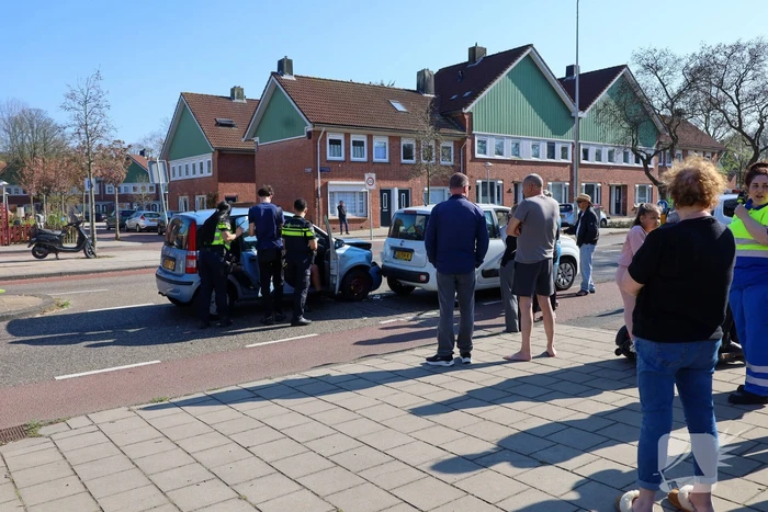 Auto rijdt achterop ander voertuig