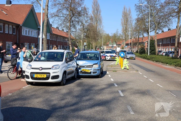 Auto rijdt achterop ander voertuig